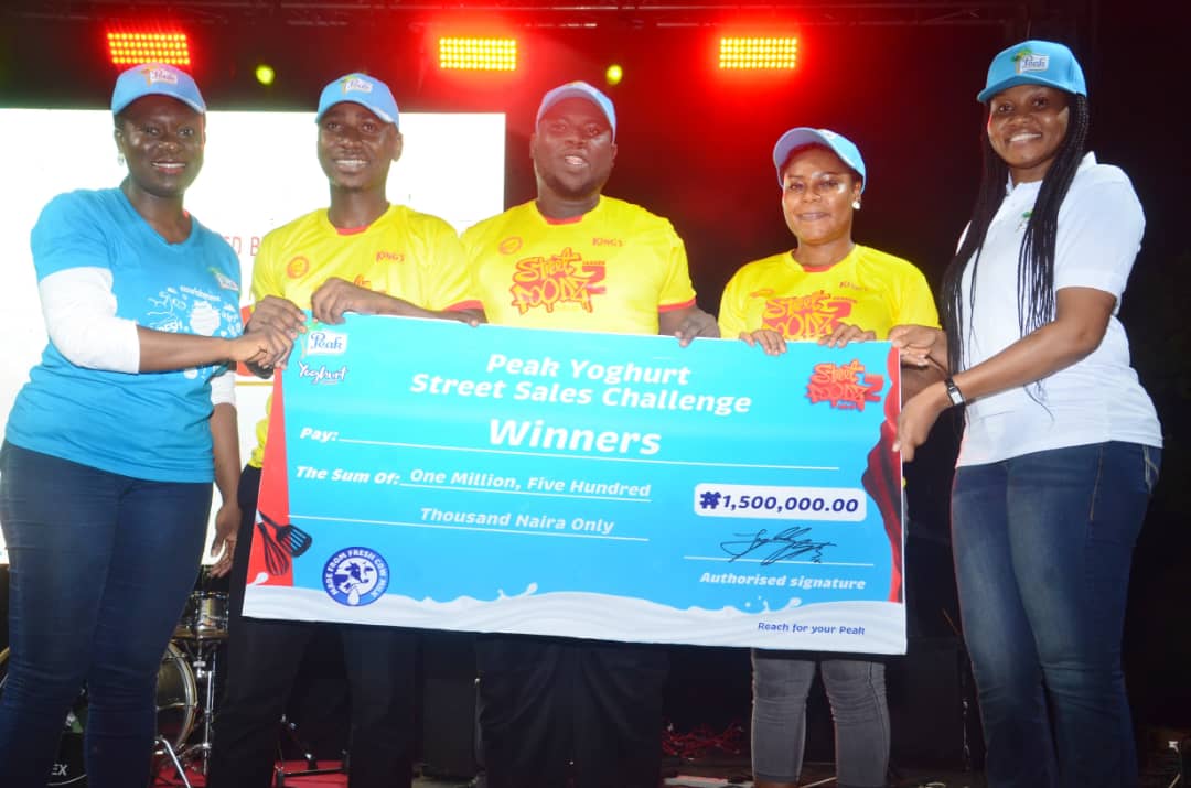 Winners of Street Foodz Naija a docu-reality TV series by Foodbay TV and officially refreshed by Peak Yoghurt receiving their cheques